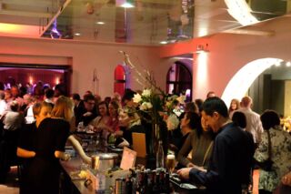 DIE BAR IM BALLHAUS WALZERLINKSGESTRICKT - BERLIN