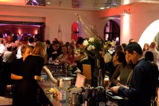 DIE BAR IM BALLHAUS WALZERLINKSGESTRICKT - BERLIN